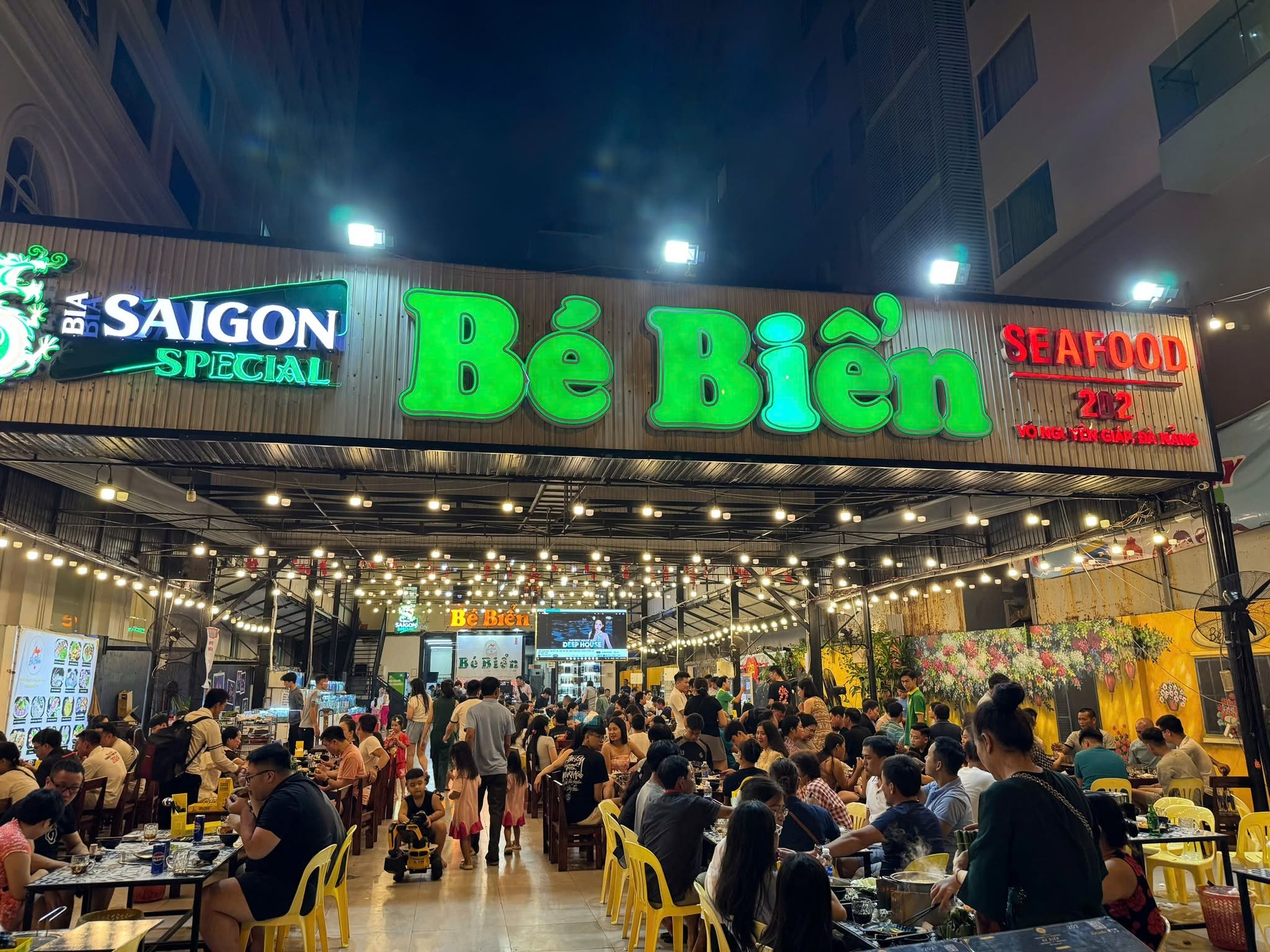 Không gian Nhà hàng Hải Sản Bé Biển Đà Nẵng với hải sản tươi sống